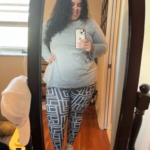 Gray Top with black and grey Geometric Women's Leggings (set)